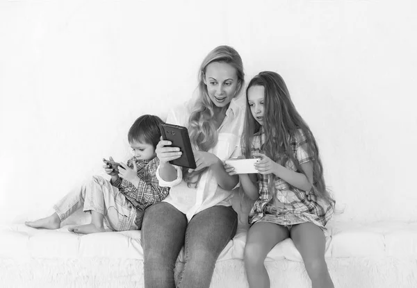 Roztomilé Děti Jejich Krásná Mladá Matka Sedět Spolu Pomocí Digitální — Stock fotografie