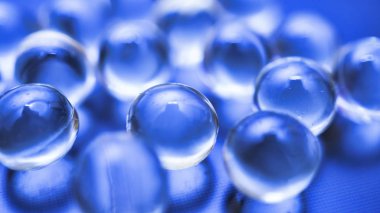 Makro, siyah arka plan üzerine şeffaf kapsül. Yenilikçi teknolojiler. Modern bilim. Makro çekim