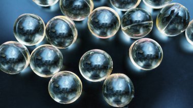 Makro, siyah arka plan üzerine şeffaf kapsül. Yenilikçi teknolojiler. Modern bilim. Makro çekim