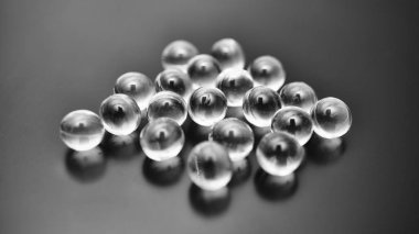 Siyah beyaz görüntü. Makro kapsül. Yenilikçi teknolojiler. Modern bilim. Makro çekim