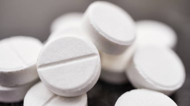 Siyah ve beyaz, makro beyaz hap. Yenilikçi teknolojiler. Modern tıp. Makro siyah arka plan üzerine