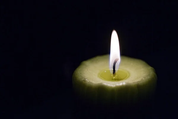 Día Memoria Las Víctimas Del Holocausto Una Vela Brilla Oscuridad — Foto de Stock