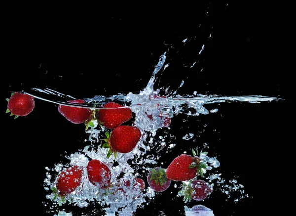 Splash Água Com Morango Voador Fundo Preto — Fotografia de Stock