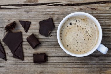 Konsept: siyah çikolata çikolata parçaları seviyorum ve sıcak çikolata kase ahşap arka plan üzerinde. Üstten görünüm, yakın çekim