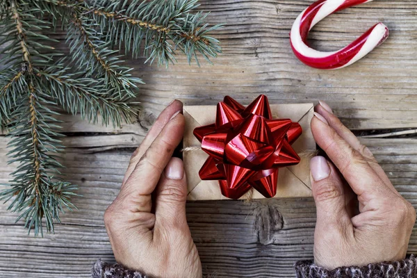 Navidad Caja Regalo Con Lazo Rojo Las Manos Una Mujer —  Fotos de Stock