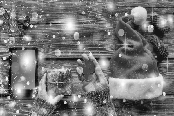 Blanco Negro Navidad Una Mujer Sostiene Mano Regalo Año Nuevo —  Fotos de Stock