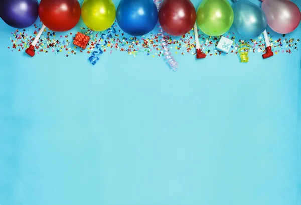 Flat Lay Papier Bleu Avec Banderoles Coffrets Cadeaux Ballons Lumineux — Photo