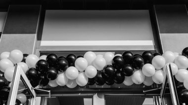 Siyah ve beyaz fotoğraf. Birçok balon süpermarket açılışında