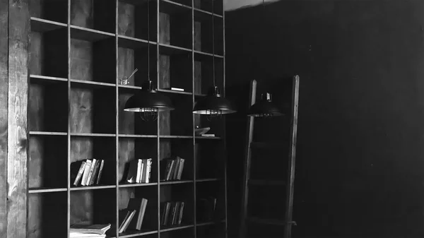 Czarno Białe Zdjęcie Biblioteki Regały Książkami Trzy Lampy Płonący Kilka — Zdjęcie stockowe