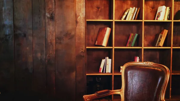 Bibliotheek Met Boekenkasten Een Comfortabele Lezing Stoel — Stockfoto