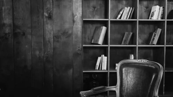 Schwarz Weiß Foto Bibliothek Mit Bücherregalen Und Einem Bequemen Lesesessel — Stockfoto