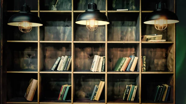 Bibliotheek Boekenkasten Met Boeken Drie Brandende Lampen Enkele Boeken Concept — Stockfoto