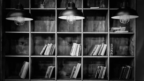 Zwart Wit Foto Bibliotheek Boekenkasten Met Boeken Drie Brandende Lampen — Stockfoto