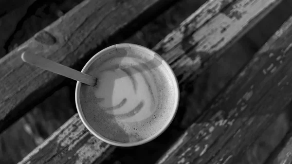 Schwarz Weiß Foto Cappuccino Pappbecher Auf Einer Bank Herbstpark — Stockfoto