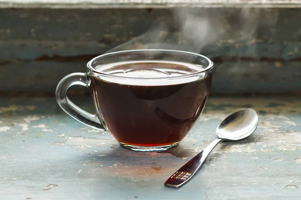 Чашка Горячего Черного Чая Паром Старом Подоконнике — стоковое фото