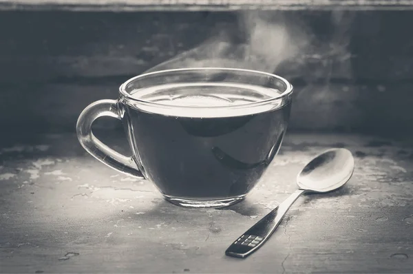 Tasse Heißen Schwarzen Tee Mit Dampf Auf Einem Alten Fensterbrett — Stockfoto