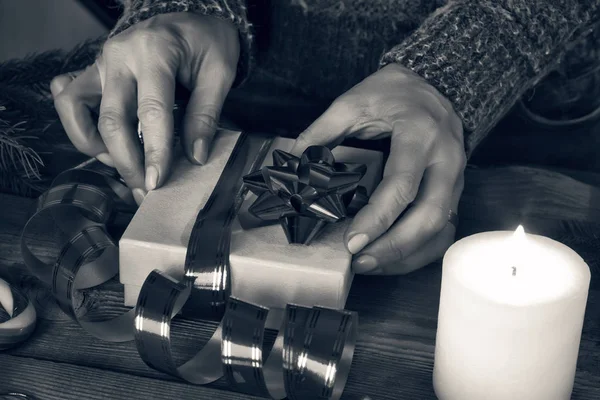 Regalos de Año Nuevo, Año Nuevo 2019, Mujer prepara regalo de Año Nuevo — Foto de Stock