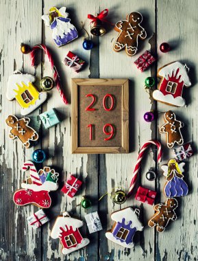 2019. Noel kurabiye. Noel mumlar yanan ile ahşap arka plan üzerinde pişirme. Yeni yıl 2019 kavramı