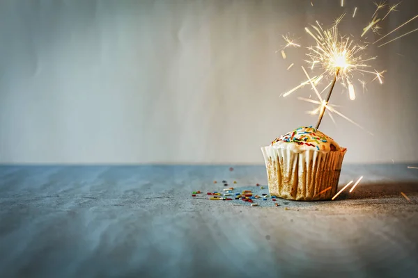 Cupcake Avec Scintillement Brûlant Espace Copie Pour Félicitations — Photo