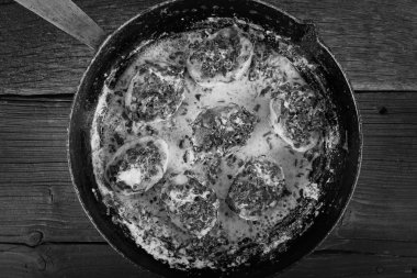 Kızarmış bir pan, kırsal tarzı, ahşap arka plan et pirzola