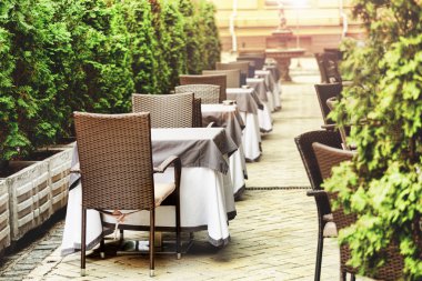 Bir yaz teras. Restoran veya turist Avrupa şehri kafede boş açık alanı