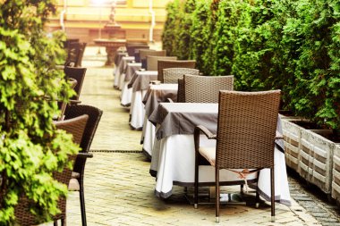 Bir yaz teras. Restoran veya turist Avrupa şehri kafede boş açık alanı