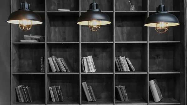 Zwart Wit Foto Bibliotheek Boekenkasten Met Boeken Drie Brandende Lampen — Stockfoto