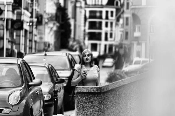 Молодая Блондинка Прогулке Туристическом Европейском Городе — стоковое фото
