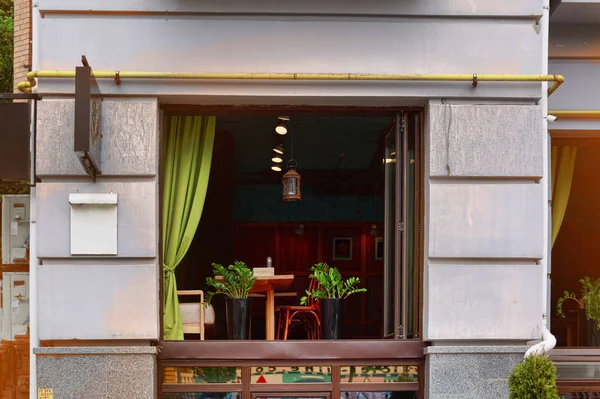 近代的な都市のカフェでステンド グラスの窓 カフェ 屋外の観光客誘致の居心地の良いインテリア広告 — ストック写真