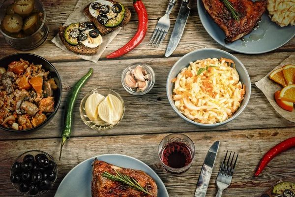 Eettafel met geroosterde kip, kip benen, voedsel, geprakte potat — Stockfoto