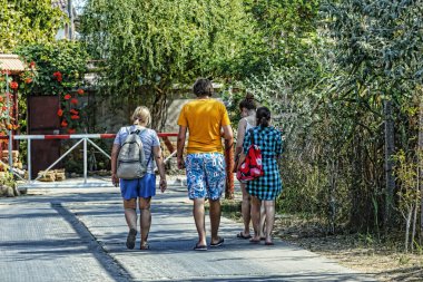İnsanlar genç bir yürüyüş ve bir Akdeniz tatil beldesi üzerinde