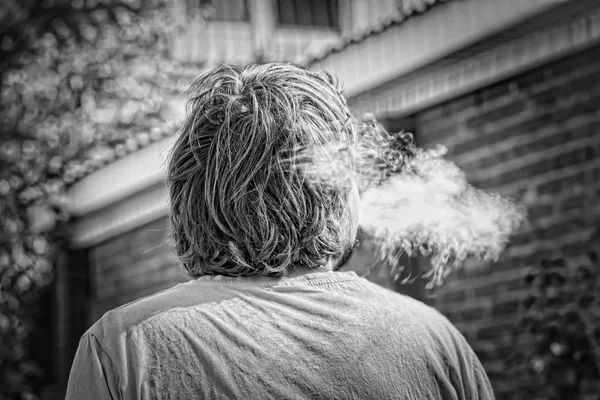 Άντρας Καπνίζει Vape Και Εταιρεία Των Νέων Ανθρώπων Για Μια — Φωτογραφία Αρχείου