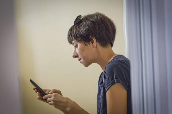 Junges Mädchen Kommuniziert Mit Freunden Telefon — Stockfoto