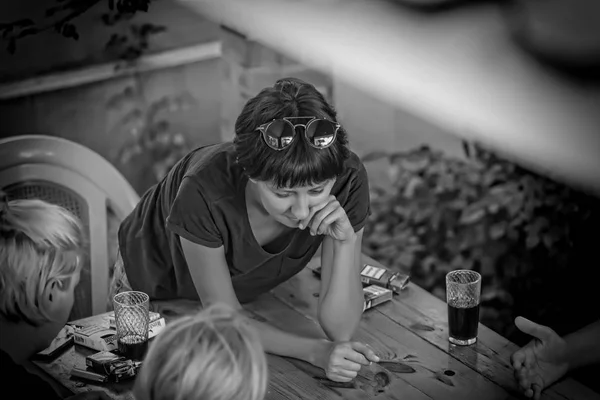 若い人たちのプレイおよびテーブルでチャットの会社 — ストック写真