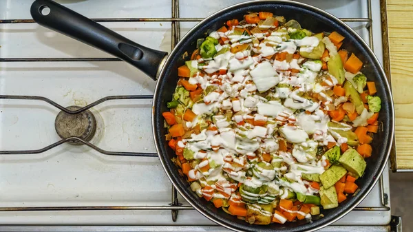 Pan Met Plantaardige Vegetarische Stoofpot Gekookt Een Gas Kachel Bovenaanzicht — Stockfoto