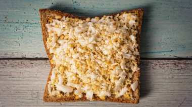 Yumurta ile tost. Sağlıklı kahvaltı veya Aperatif.