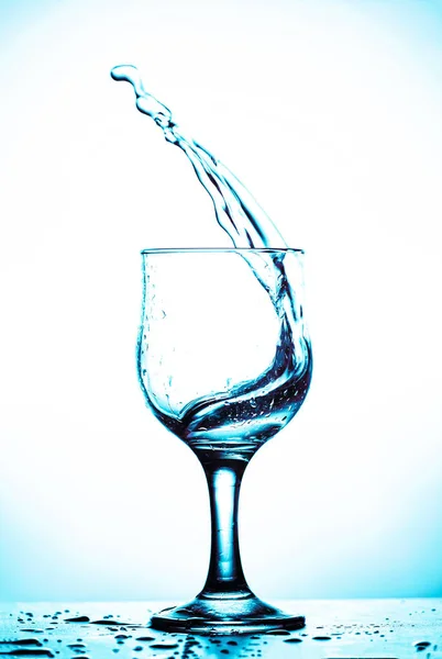 グラスの中のワインのスプラッシュ スカイ ブルー シェード背景 — ストック写真