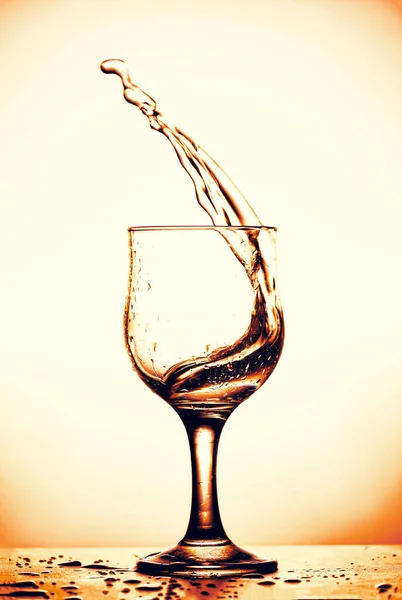 Bicchiere da vino celebrare celebrazione spruzzi isolati, spazio copia — Foto Stock
