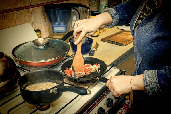Vrouw, voorbereiding, Ontbijt, huis keuken, kopie ruimte — Stockfoto
