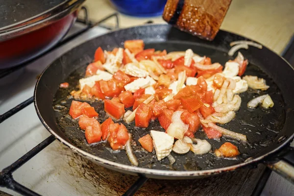 Mujer, preparación, desayuno, cocina casera, espacio para copiar — Foto de Stock