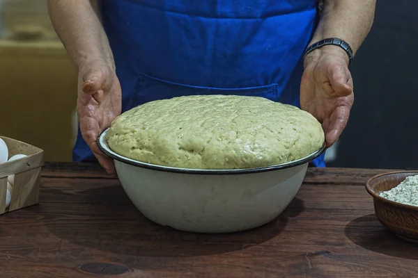 Äldre Kvinna Förbereder Degen För Bröd — Stockfoto