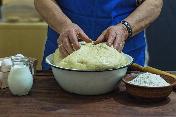 Äldre Kvinna Förbereder Degen För Bröd — Stockfoto