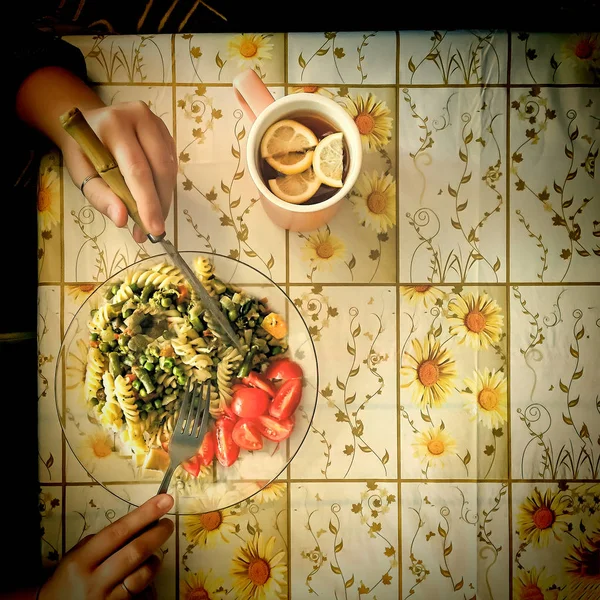 Vegetarisches Frühstück Fusilli Nudeln Mit Spargel Grünen Erbsen Und Kirschtomaten — Stockfoto