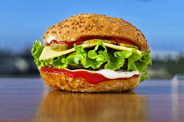 Pyszny Soczysty Burger Tle Nowoczesnego Miasta Jasny Słoneczny Dzień Styl — Zdjęcie stockowe