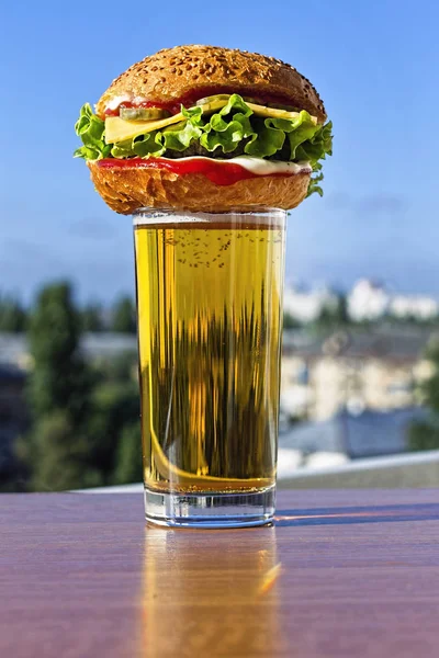 Pyszny Soczysty Burger Szkła Jasnego Piwa Tło Nowoczesnego Miasta Jasny — Zdjęcie stockowe