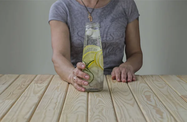 Женщина Держит Прозрачную Бутылку Самодельным Детоксикационным Напитком Огурцов Лимонов — стоковое фото