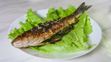 Izgara Levrek ile köri yapıştırma marul üzerinde bırakır. Restoran menü.