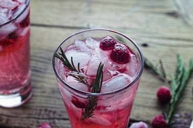 Ahududu Mojito. Serinletici içecek buz tonik ve biberiye ile. Yaz aylarında, parti, alkol