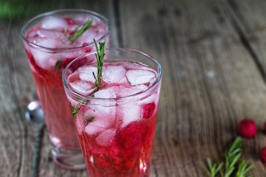 Ahududu Mojito. Serinletici içecek buz tonik ve biberiye ile. Yaz aylarında, parti, alkol