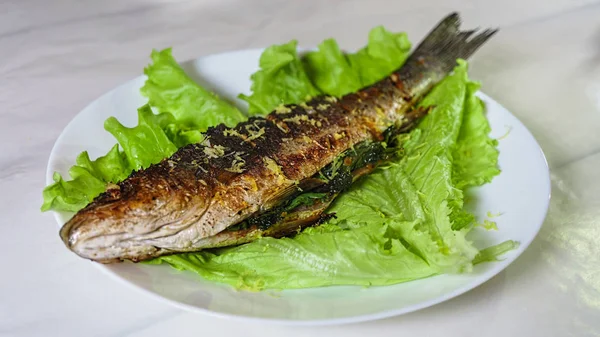 Izgara Levrek ile köri yapıştırma marul üzerinde bırakır. Restoran menü.